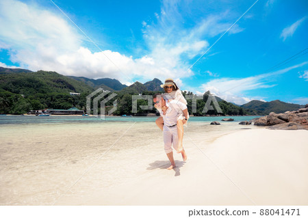 Happy couple enjoys life on a tropical paradise island, Seychelles 88041471