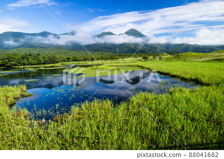 雨後知床五湖和知床山脈 雨後知床五湖和知床山脈 88041682