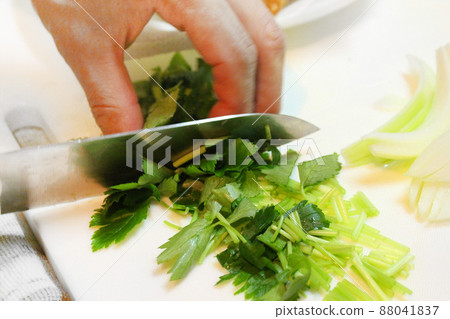 Image of father at hand of an adult man who cuts trefoil 88041837