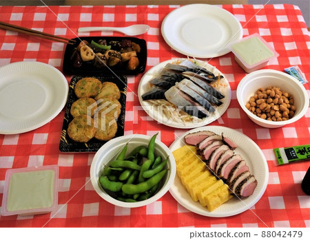 酒店的晚餐排在紙盤上 88042479