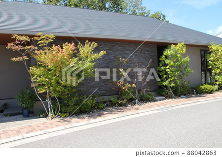 A stylish and elegant one-story mansion with beautiful maples that begin to turn red that shine beautifully on the tiles with thin borders. 88042863