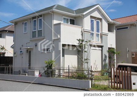 A cute and fashionable Western-style house with a symmetry that has a gable roof in front of the hipped roof to make the wife look symbolic. 88042869