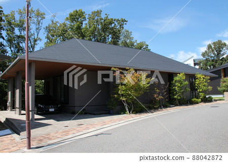 A beautiful and elegant one-story mansion with a large hipped roof that is symbolic and has a calm atmosphere. A beautiful and elegant one-story mansion with a large hipped roof that is symbolic and has a calm atmosphere. 88042872