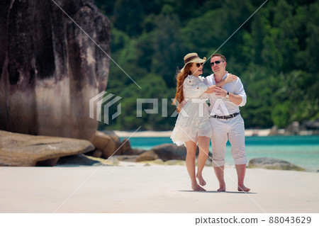 Romantic couple on the paradise tropical beaches of Seychelles 88043629