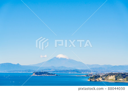 Enoshima and Mt. Fuji 88044030