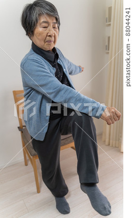 Building physical strength for older women's daily routine: Twist your body to the left while standing 88044241