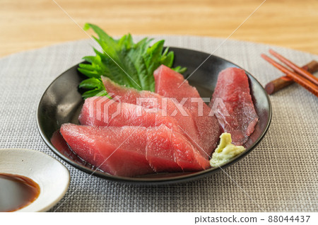 Bigeye brown sashimi 88044437