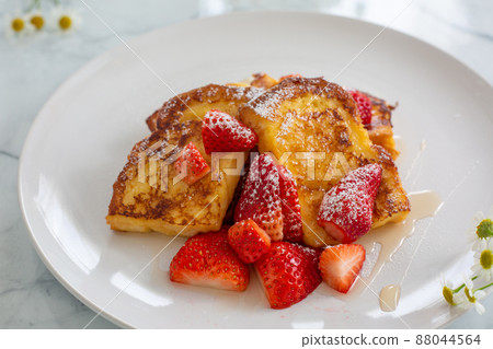 Strawberry toast 88044564