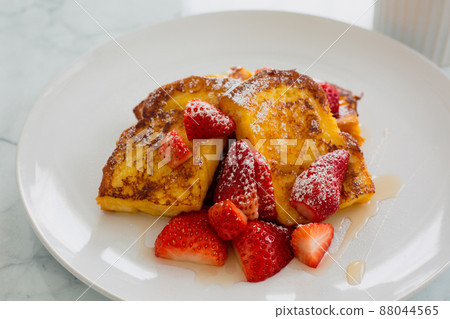 Strawberry toast 88044565