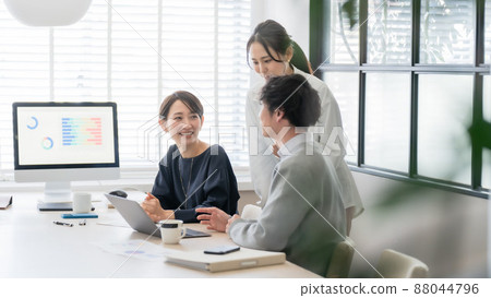 Business team meeting 88044796