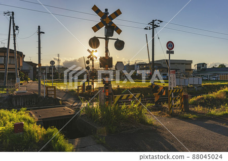 210530 Hanari railroad crossing 001 88045024