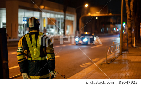 Security guard watching over the main road ② Security guard watching over the main road ② 88047922