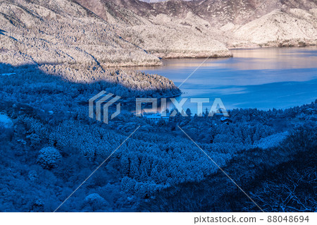 《神奈川縣》箱根蘆之湖和大觀山雪景 88048694