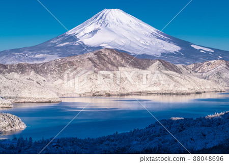 《神奈川縣》富士山和箱根蘆之湖/大觀山的雪景 88048696