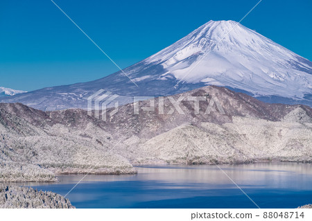 《Kanagawa Prefecture》 View of Mt. Fuji and Hakone Lake Ashi / Daikanzan with snow 88048714