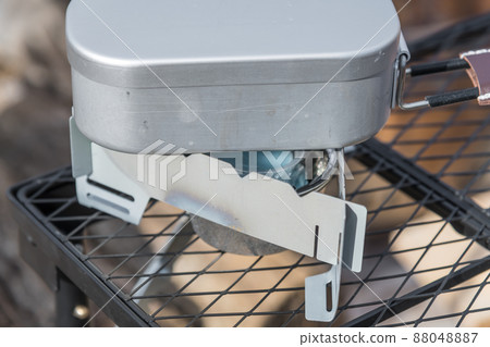 [中津川河床的汽車營地，固體燃料三腳架和梅斯廷] 88048887