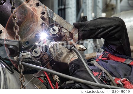 Argon arc welding in difficult conditions when repairing small diameter process fittings 88049049