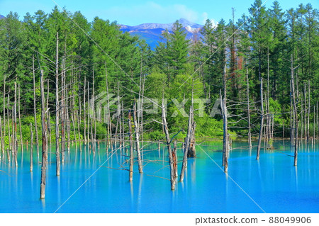 [Hokkaido] Tokachi mountain range and blue pond under clear summer 88049906