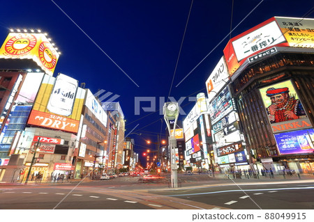 [北海道]札幌薄野十字路口夜景 88049915