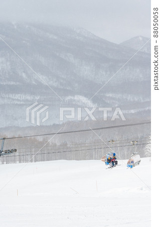 Trees in the snow in winter Ski resort in Niigata prefecture / February shooting 88050058