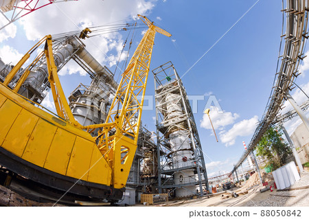 Yellow heavy-duty crawler crane works with refinery Yellow heavy-duty crawler crane works with refinery 88050842