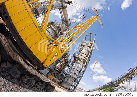 Yellow heavy-duty crawler crane works with refinery 88050843