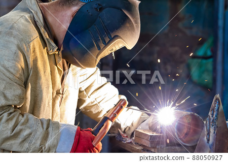 Welder at work 88050927
