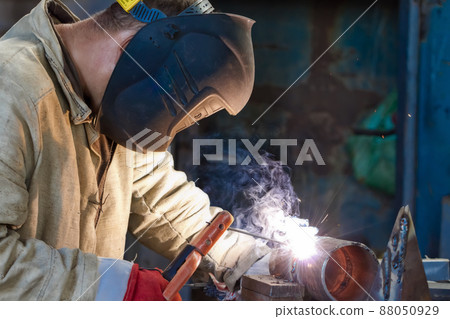 Welder busy parts of the pipeline Welder busy parts of the pipeline 88050929