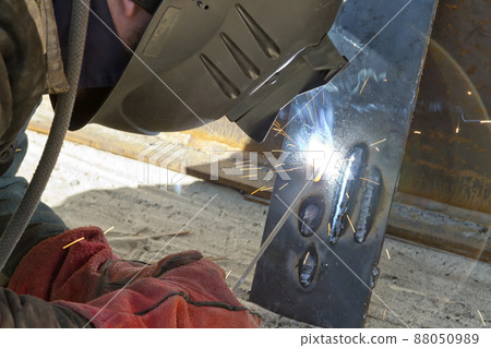 The welder produces samples The welder produces samples 88050989