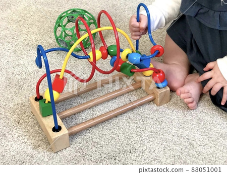 Looping and baby's hands 88051001