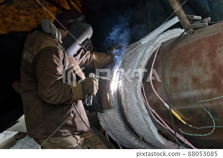 Welding large diameter pipes with pre-heated Welding large diameter pipes with pre-heated 88053085