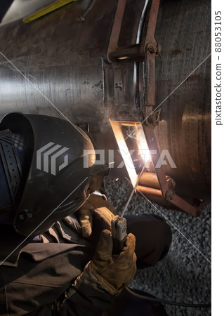 Jointing of large diameter pipes together. Welder performs the tack of stacked pipes Jointing of large diameter pipes together. Welder performs the tack of stacked pipes 88053105