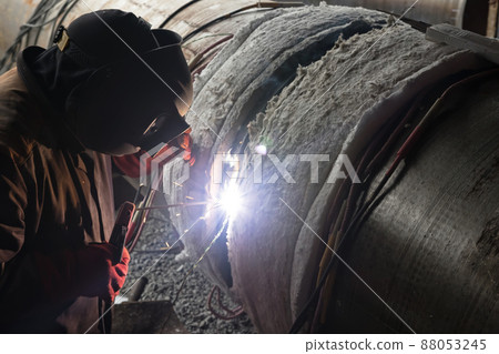 Welding large diameter pipes with pre-heated 88053245