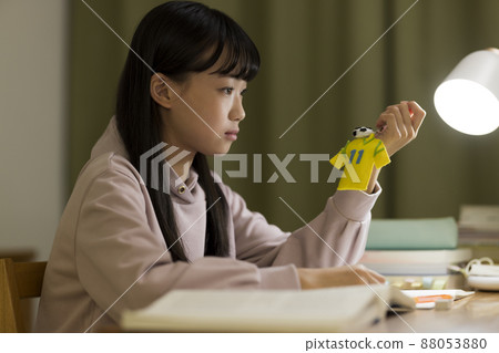 盯著俱樂部製服帶的女孩 88053880