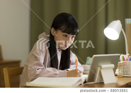女孩看著平板電腦學習 88053881