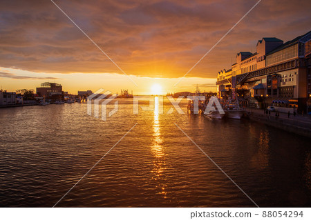 Sunset and sunset over the Nusamai Bridge and Kushiro River 88054294