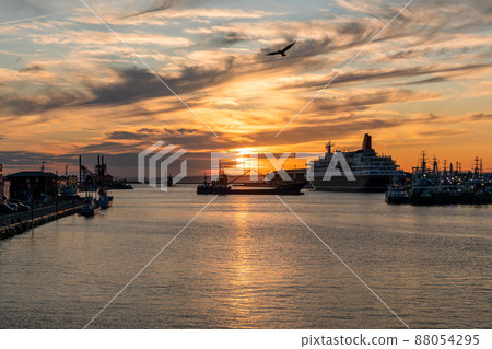 Sunset and sunset over the Nusamai Bridge and Kushiro River Sunset and sunset over the Nusamai Bridge and Kushiro River 88054295