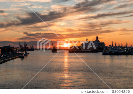 Sunset and sunset over the Nusamai Bridge and Kushiro River 88054296