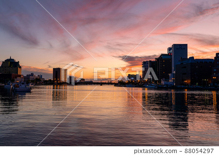 Sunset and sunset over the Nusamai Bridge and Kushiro River 88054297