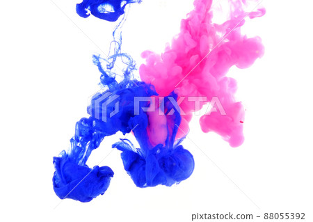 在水下蔓延的五顏六色的顏料 在水下蔓延的五顏六色的顏料 88055392