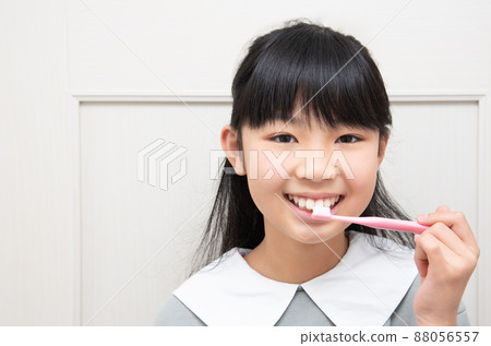日本女孩笑著刷牙 日本女孩笑著刷牙 88056557