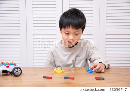 在家做獨立學習的小學生 88056747