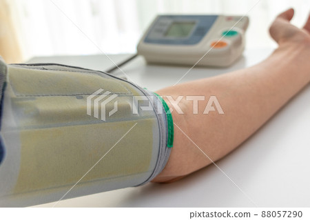 通過將臂帶纏繞在手臂上來測量血壓 88057290