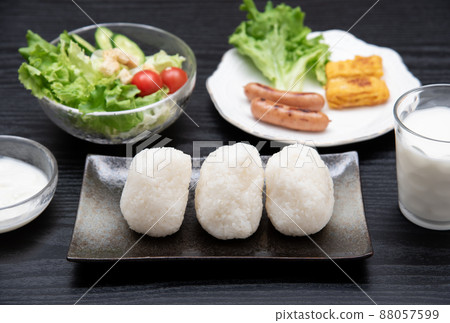 黑色背景上的早餐圖像 88057599
