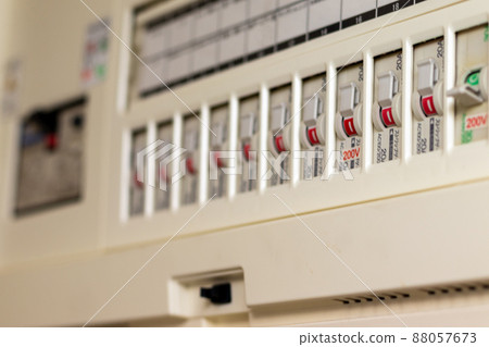 配電板上排列的斷路器開關 88057673