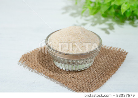 蔗糖，蔗糖（一種由甘蔗製成的糖，比白糖富含礦物質） 88057679