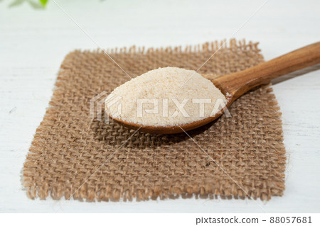 蔗糖，蔗糖（一種由甘蔗製成的糖，比白糖富含礦物質） 88057681