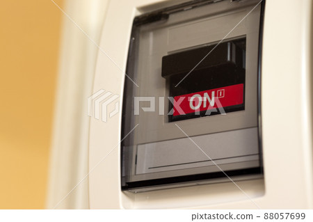 用白色塑料外殼覆蓋的斷路器 88057699