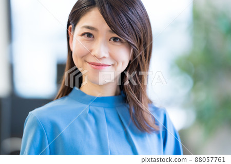 一個女人工作 88057761