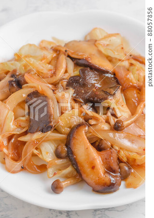 Stir-fried mushrooms and vegetables 88057856